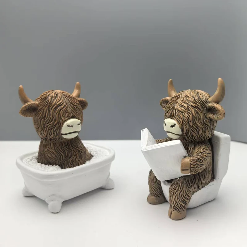 Lustige Dekofigur eines Highlandrinds in Badewanne Karnz