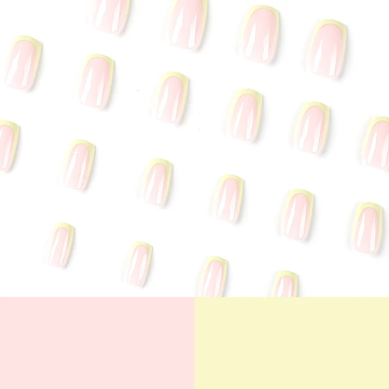 Kunstvolle Nagelverlängerungen mit elegantem French-Tip und modernen Akzenten Karnz