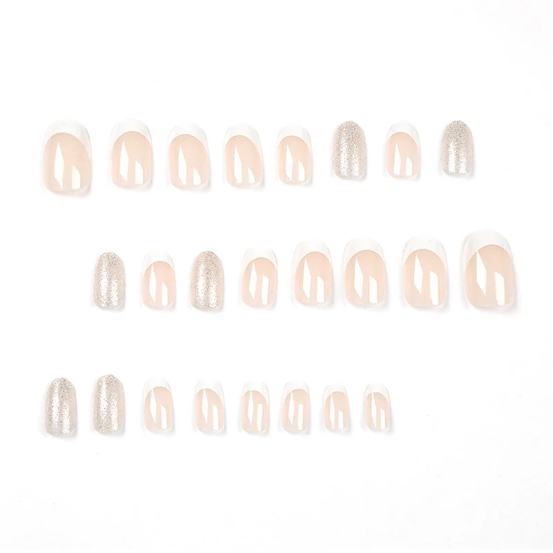 Kunstvolle Nagelverlängerungen mit elegantem French-Tip Karnz