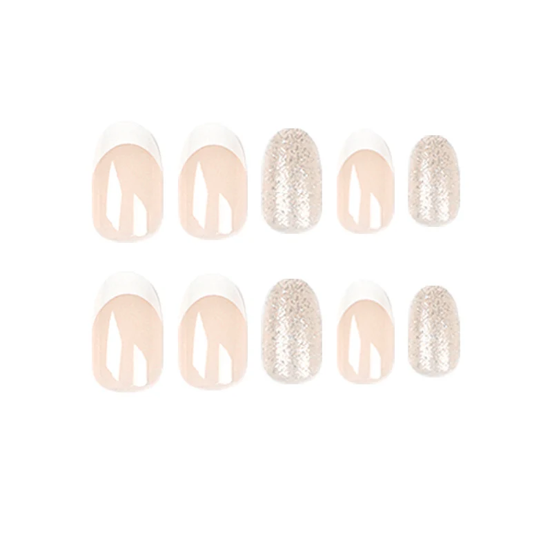 Kunstvolle Nagelverlängerungen mit elegantem French-Tip Karnz