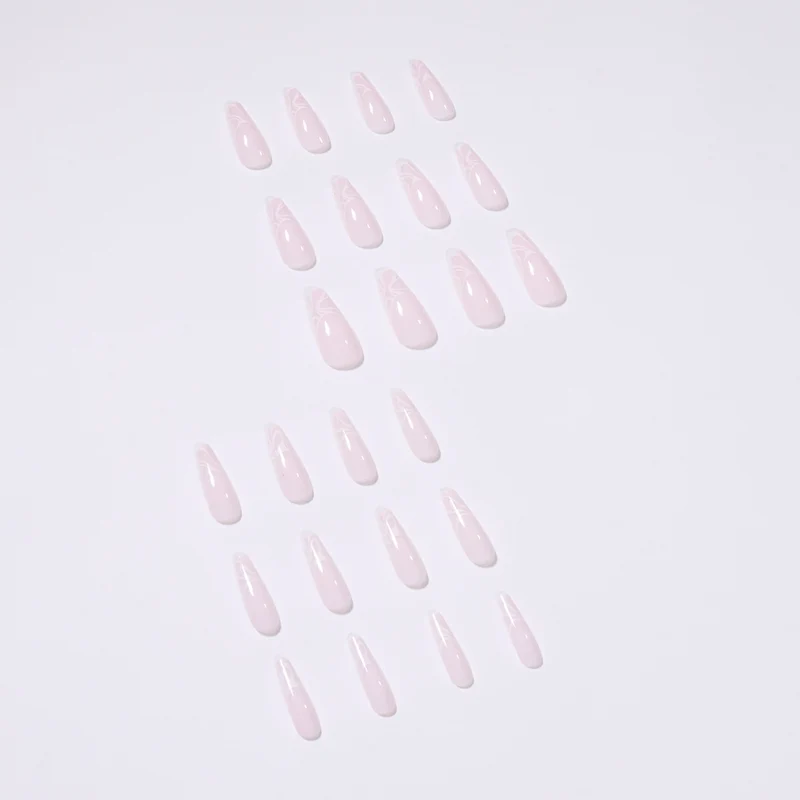 Kunstvolle Nagelverlängerungen mit elegantem Fluid-Design Karnz