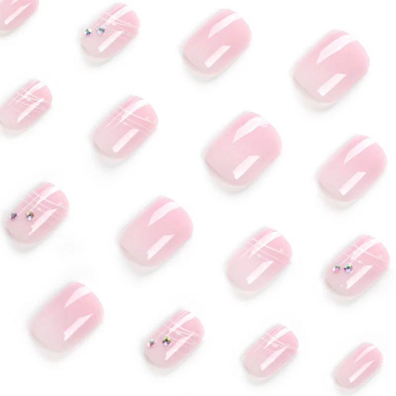 Kunstvolle Nagelverlängerungen mit elegantem Design und Strassverzierungen Karnz