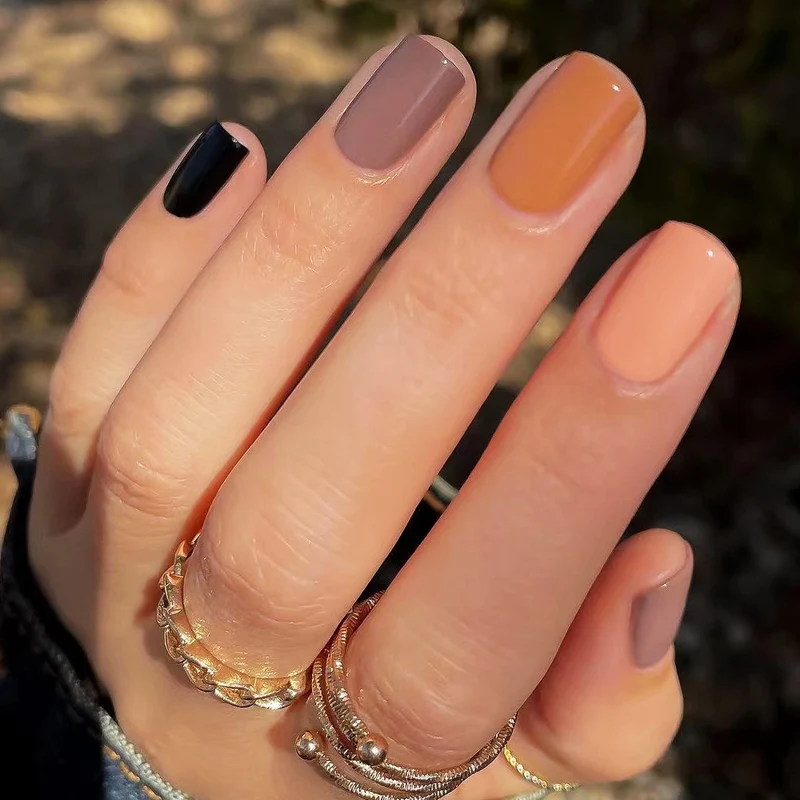 Kunstvolle Nagelverlängerungen mit elegantem Blattmuster Karnz