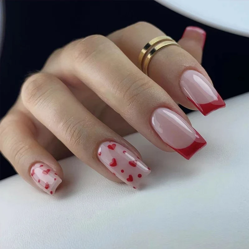 Kunstvolle Nagelverlängerungen mit elegantem Blattmuster Karnz