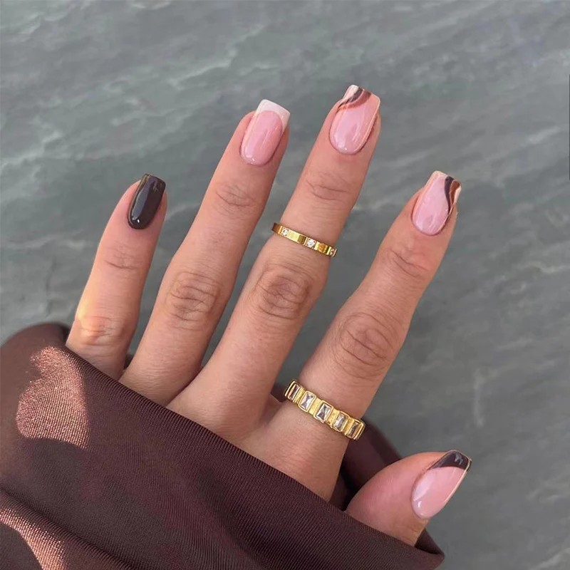 Kunstvolle Nagelverlängerungen mit elegantem Blattmuster Karnz