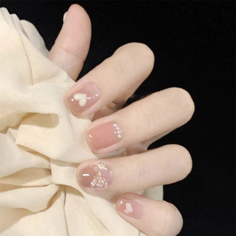 Kunstvolle Nagelverlängerungen mit elegantem Blattmuster Karnz