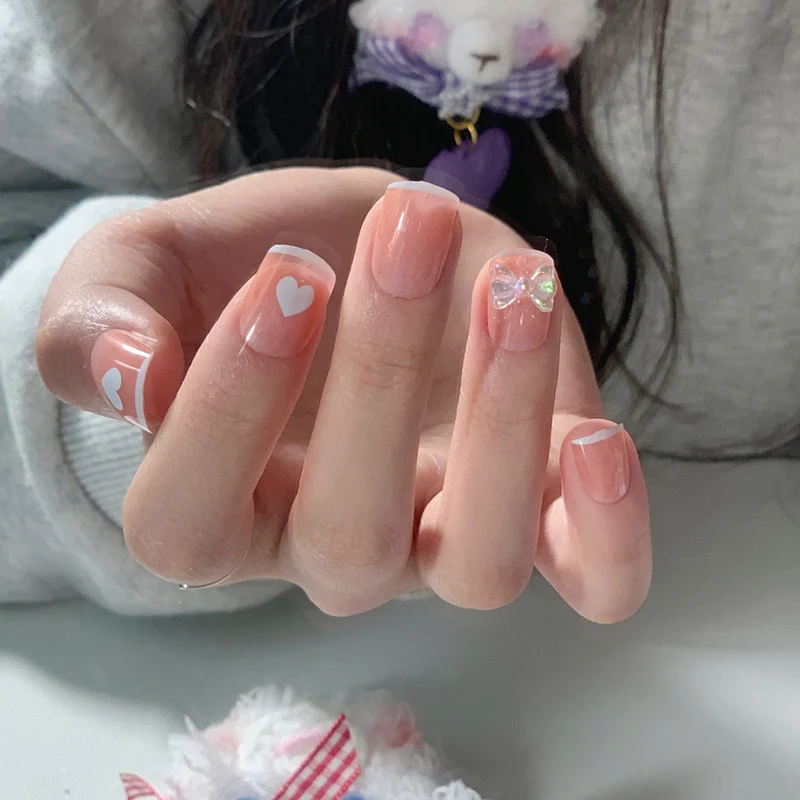 Kunstvolle Nagelverlängerungen mit elegantem Blattmuster Karnz