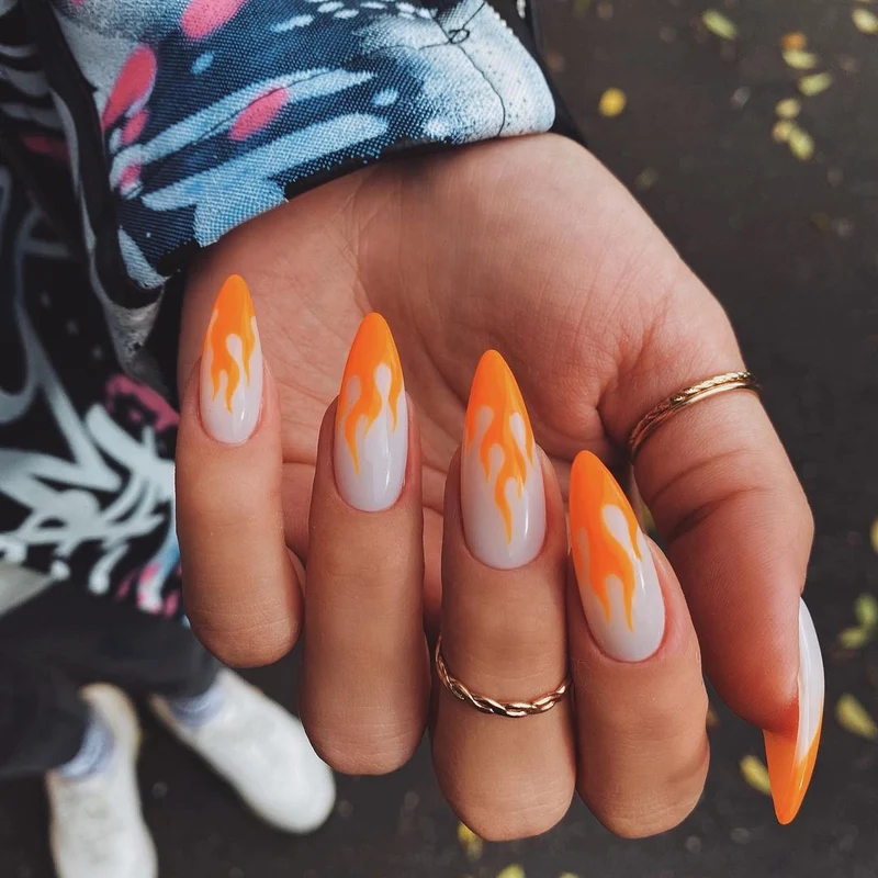 Kunstvolle Nagelverlängerungen mit elegantem Blattmuster Karnz