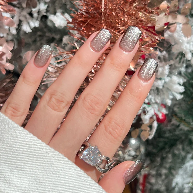 Kunstvolle Nagelverlängerungen mit elegantem Blattmuster Karnz