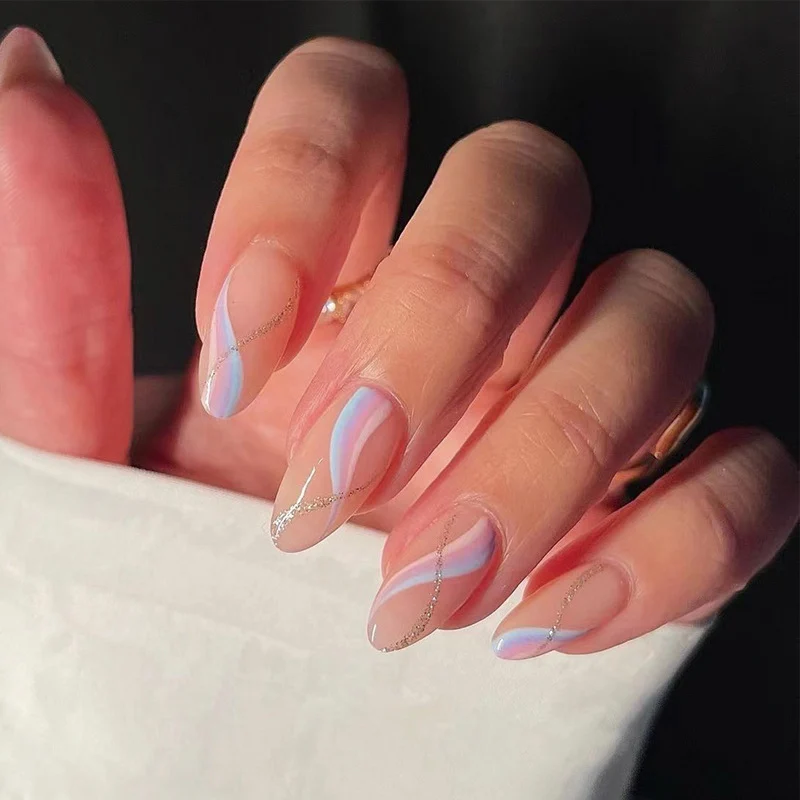 Kunstvolle Nagelverlängerungen mit elegantem Blattmuster Karnz