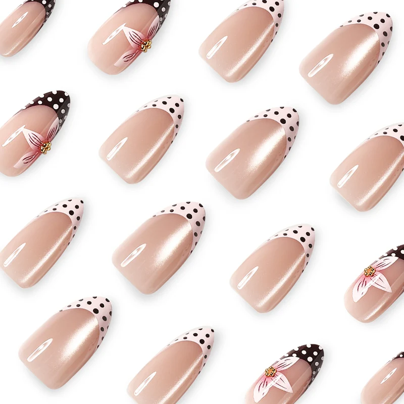 Kunstvolle Nagelverlängerungen mit Blüten- und Punktedesign Karnz