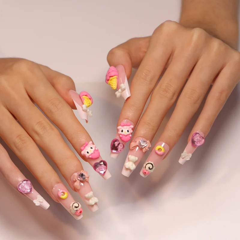 Kunstvolle Nagelverlängerungen mit 3D Dessert-Motiv Karnz