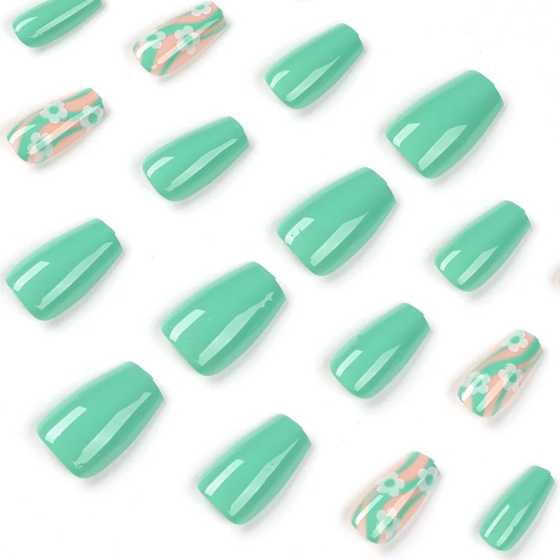 Kunstvolle Nagelverlängerungen im modernen floralem Design Karnz