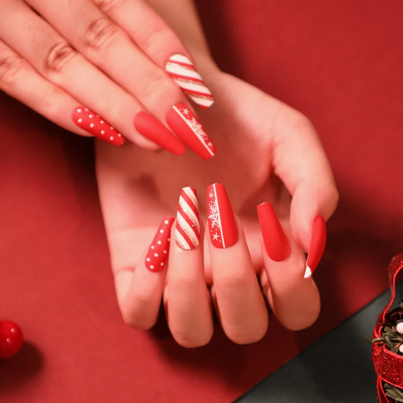 Kunstvolle Nagelverlängerungen im festlichen Design Karnz