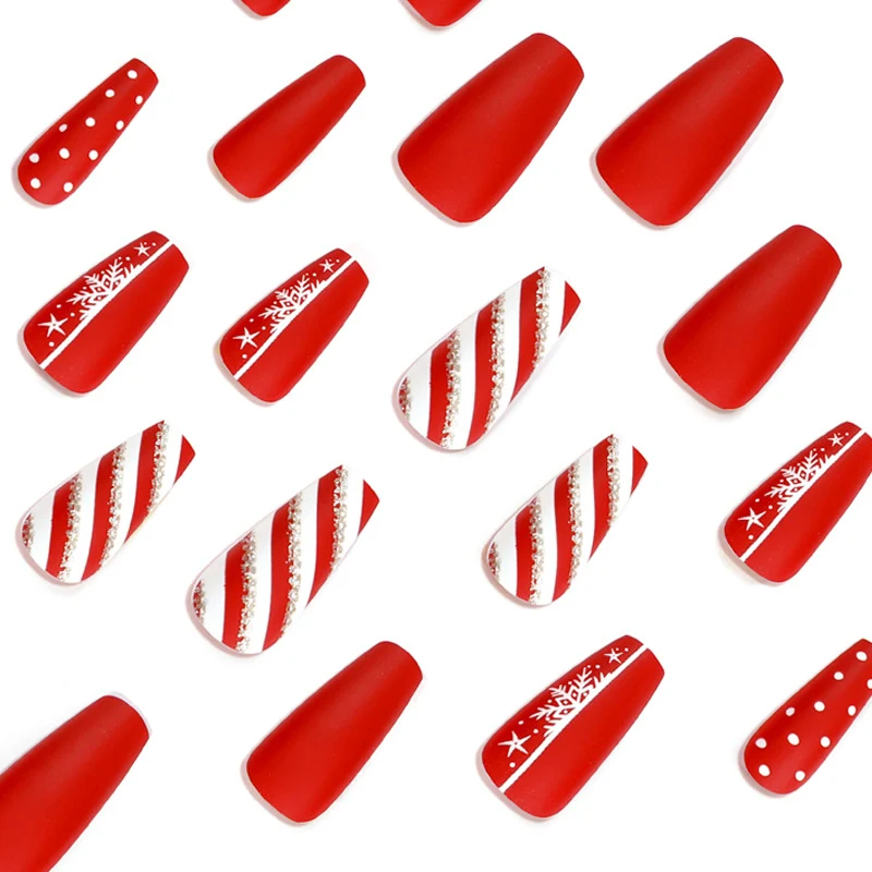 Kunstvolle Nagelverlängerungen im festlichen Design Karnz