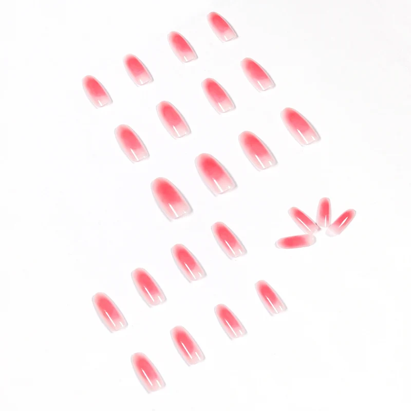 Kunstvolle Nagelverlängerungen im eleganten Ombre-Design Karnz