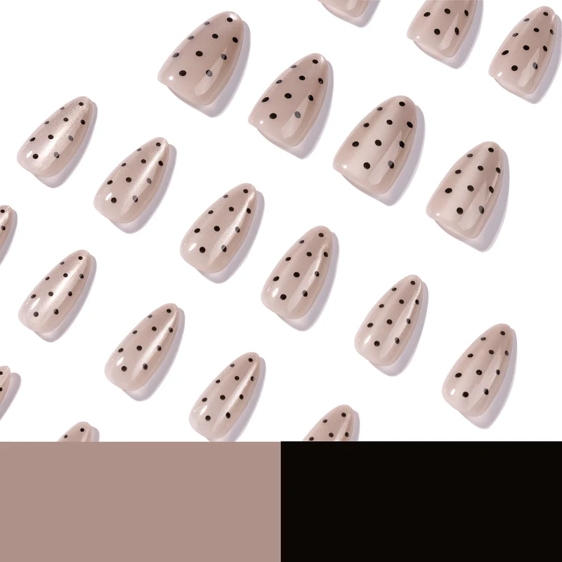 Kunstvolle Nagelspitzen im modernen Design Karnz