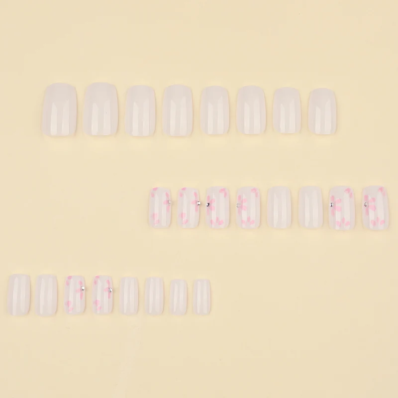 Kunstvolle Nagelkunst mit zarten Blütenmotiven Karnz