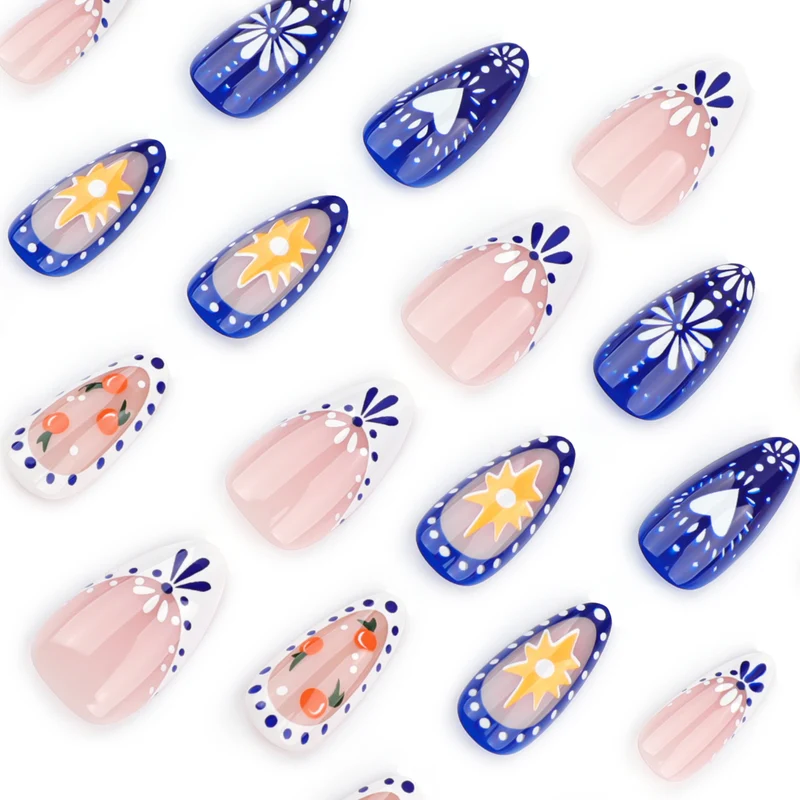Kunstvolle Nagelkunst mit tropischen Motiven Karnz