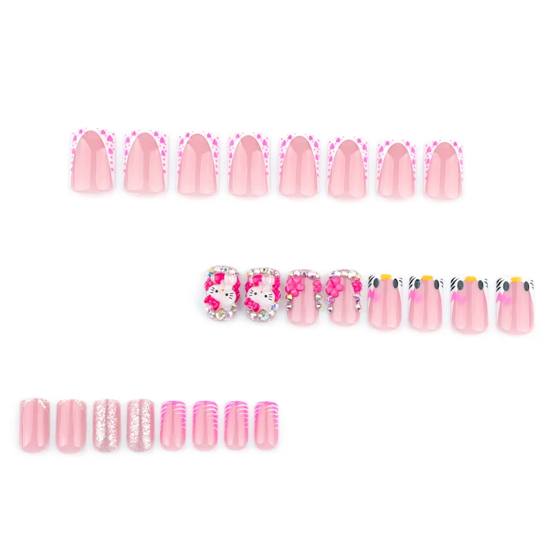 Kunstvolle Nagelkunst mit Tiermotiven und Glitzerakzenten Karnz