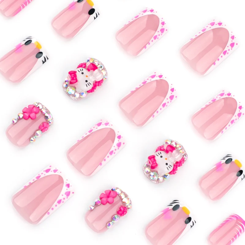 Kunstvolle Nagelkunst mit Tiermotiven und Glitzerakzenten Karnz