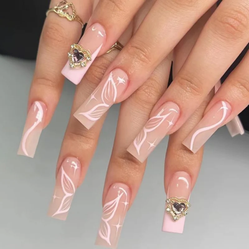 Verschnörkelte florale Nagelverlängerungen Karnz
