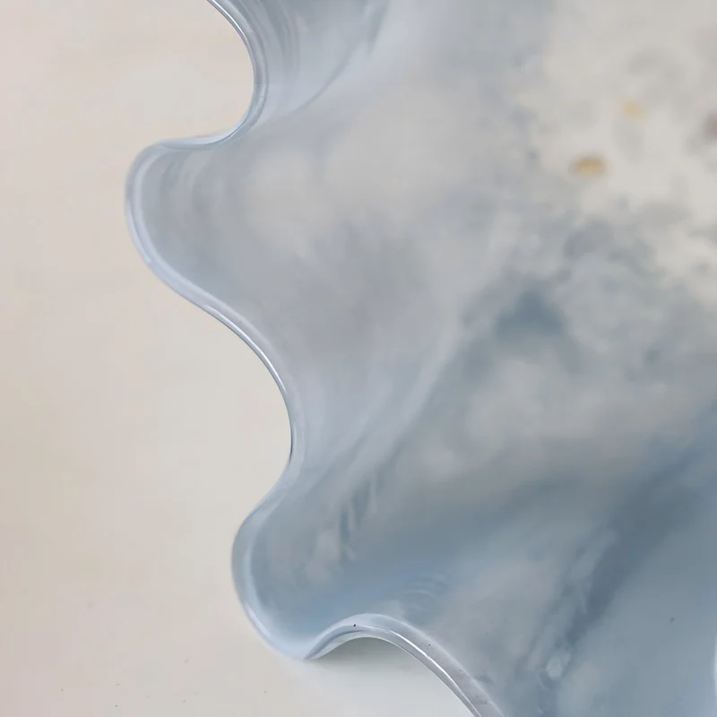 Elegante Glasvase mit kunstvollem Wellendesign Karnz