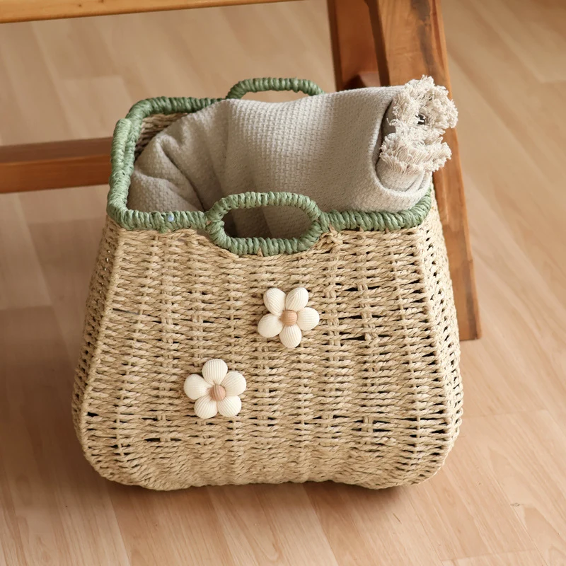 Handgefertigter Korb mit Blumenapplikation Karnz