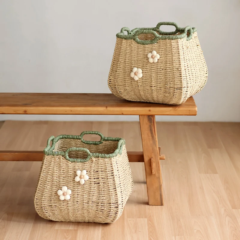 Handgefertigter Korb mit Blumenapplikation Karnz