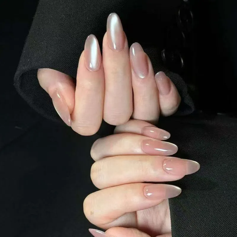 Glänzende mandelförmige Nagelverlängerungen Karnz