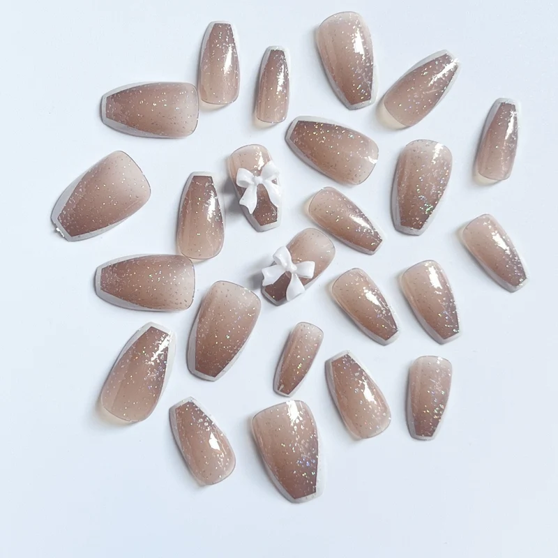 Glamouröse Glitzer-Nagelkunst Karnz