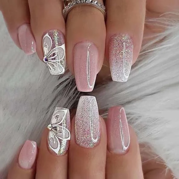 Elegante Ombre Press-On-Nagelerweiterungen mit dekorativen Akzenten Karnz