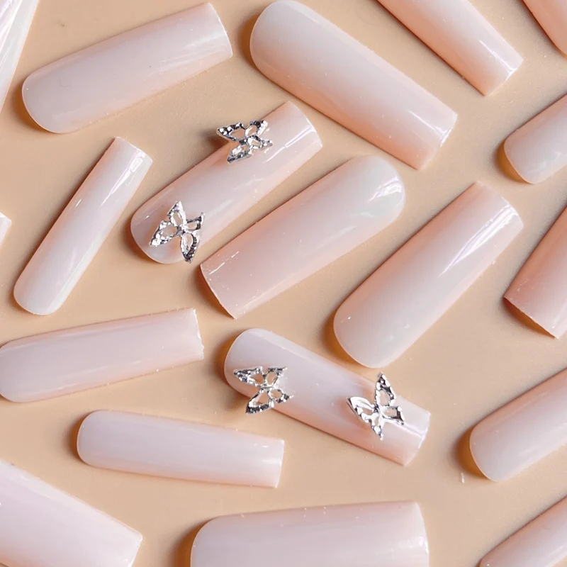 Elegante lange Koffernagelverlängerungen mit Schmetterlingsakzenten Karnz