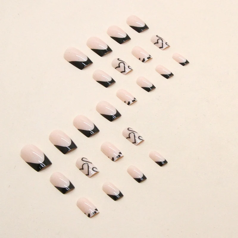 Elegante Herzmuster Nagelkunst Karnz