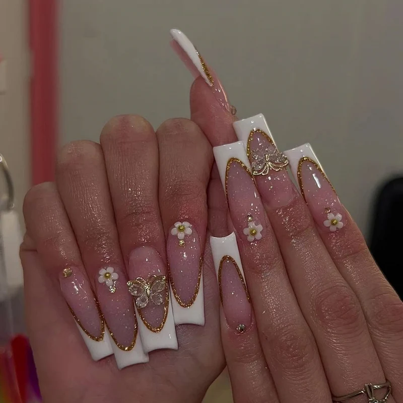 Elegante gold-akzentuierte Stiletto-Nagelerweiterungen Karnz