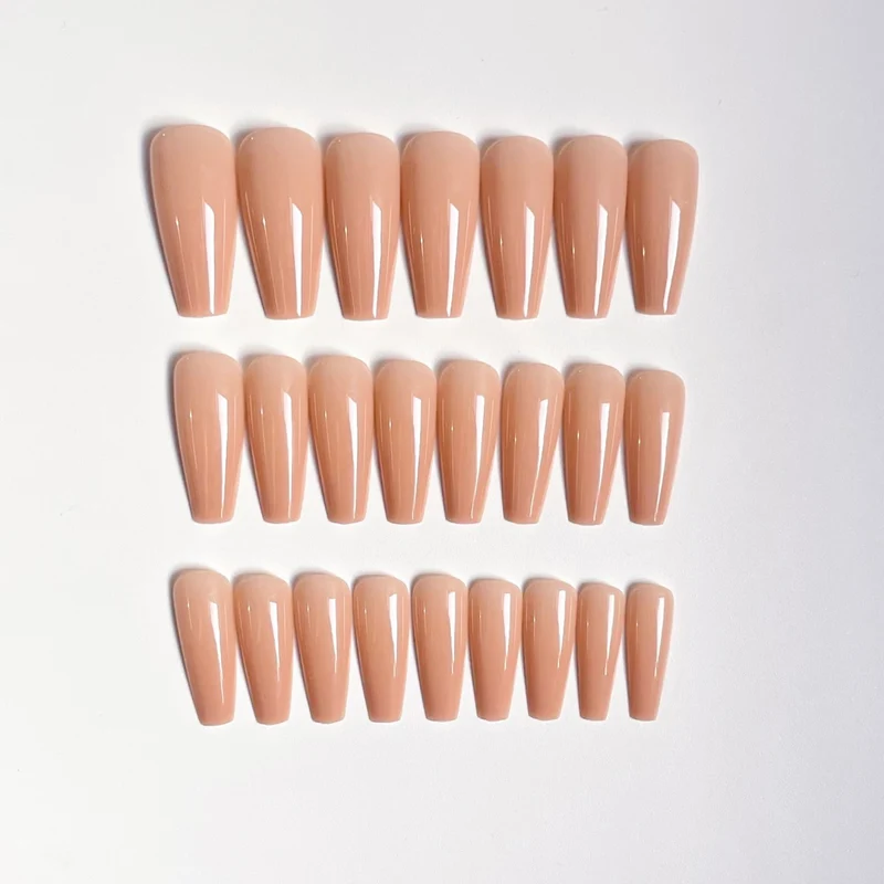 Elegante glänzende Nagelerweiterungen Karnz