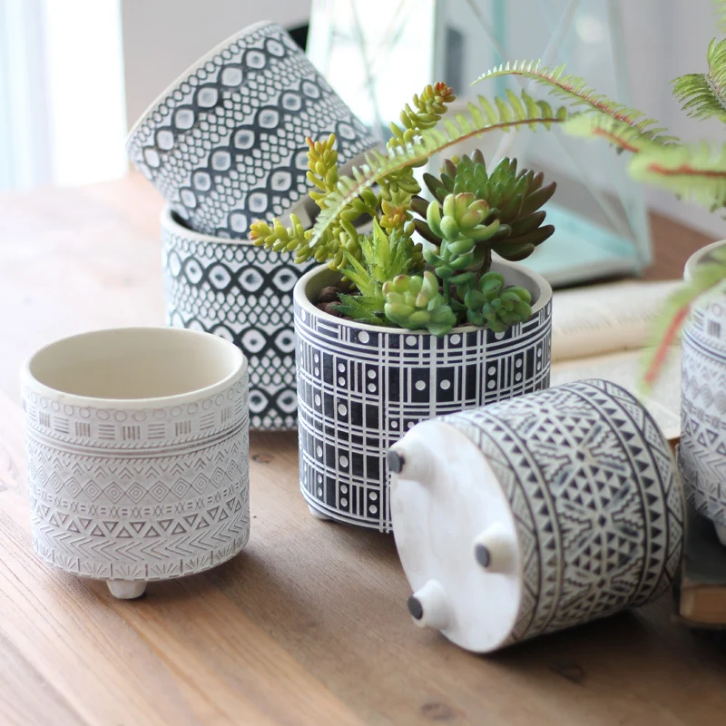 Dekorativer Blumentopf mit elegantem Muster Karnz