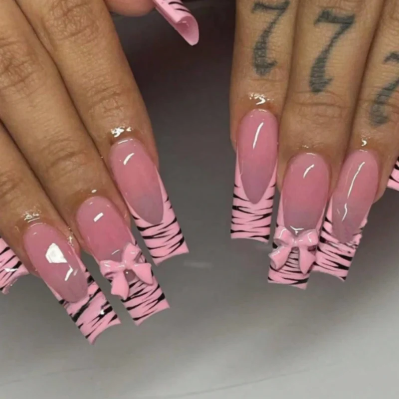 Künstlerische Zebra-Print-Nagelerweiterungen Karnz