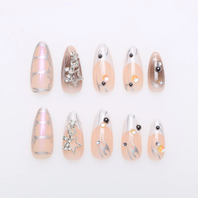 Künstlerische Stiletto-Nagelverlängerungen mit metallischen Akzenten Karnz