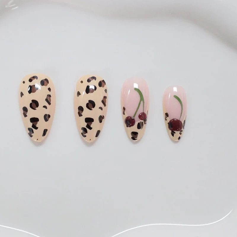 Künstlerische Nagelkunst Karnz