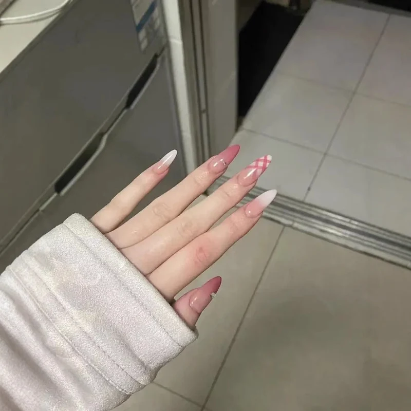 Künstlerische Acryl-Nagelerweiterungen Karnz