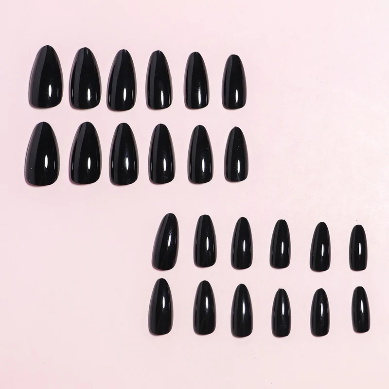 Glänzende Stiletto Press-On Nagelverlängerungen Karnz