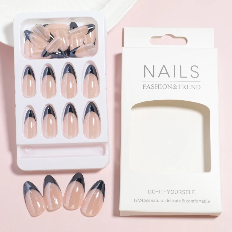 Glänzendes Faux-Nagel-Set Karnz