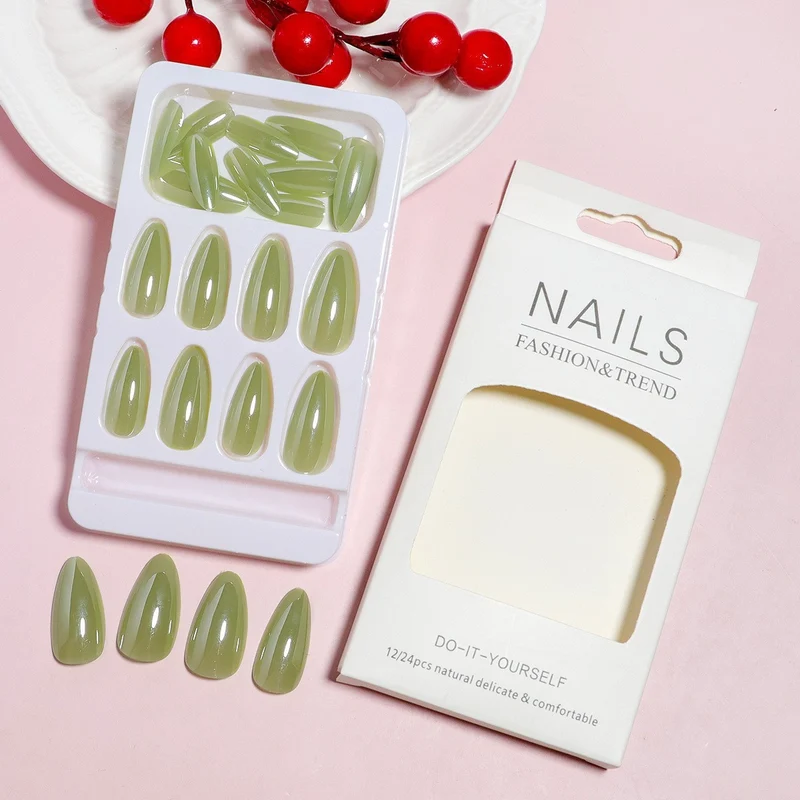 Glänzendes Faux-Nagel-Set Karnz