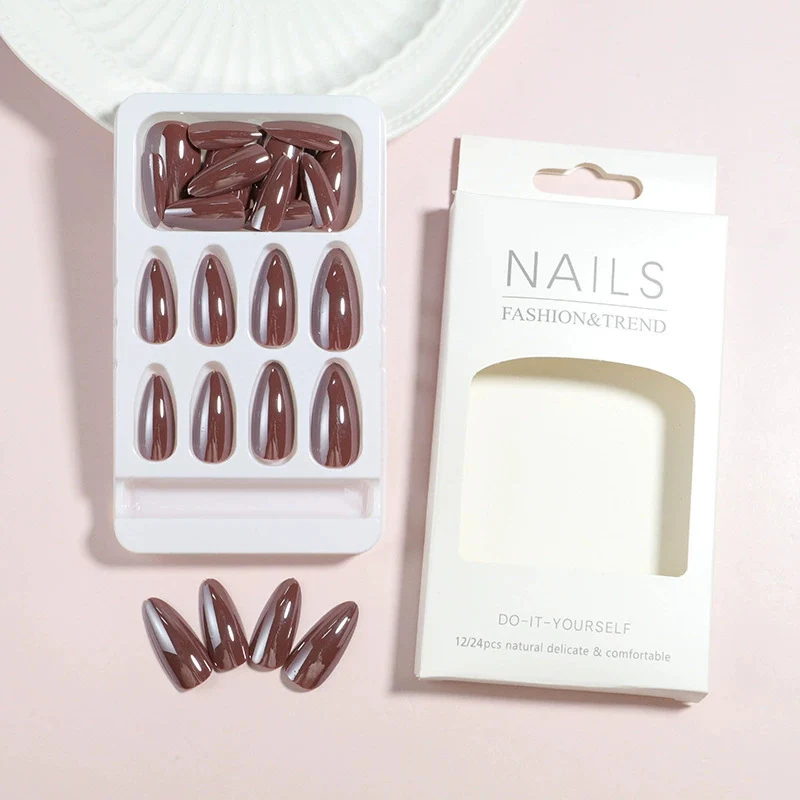 Glänzendes Faux-Nagel-Set Karnz