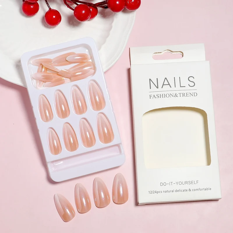 Glänzendes Faux-Nagel-Set Karnz