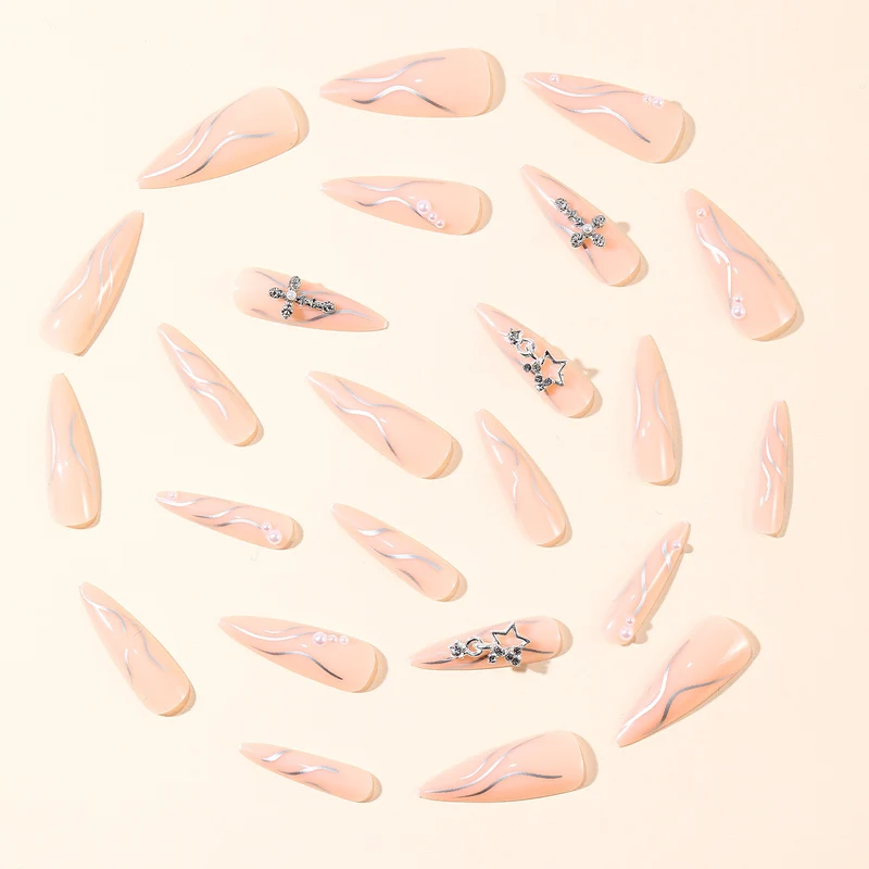 Stiletto AcrylNagelkunstverlängerungen mit dekorativen Akzenten Karnz