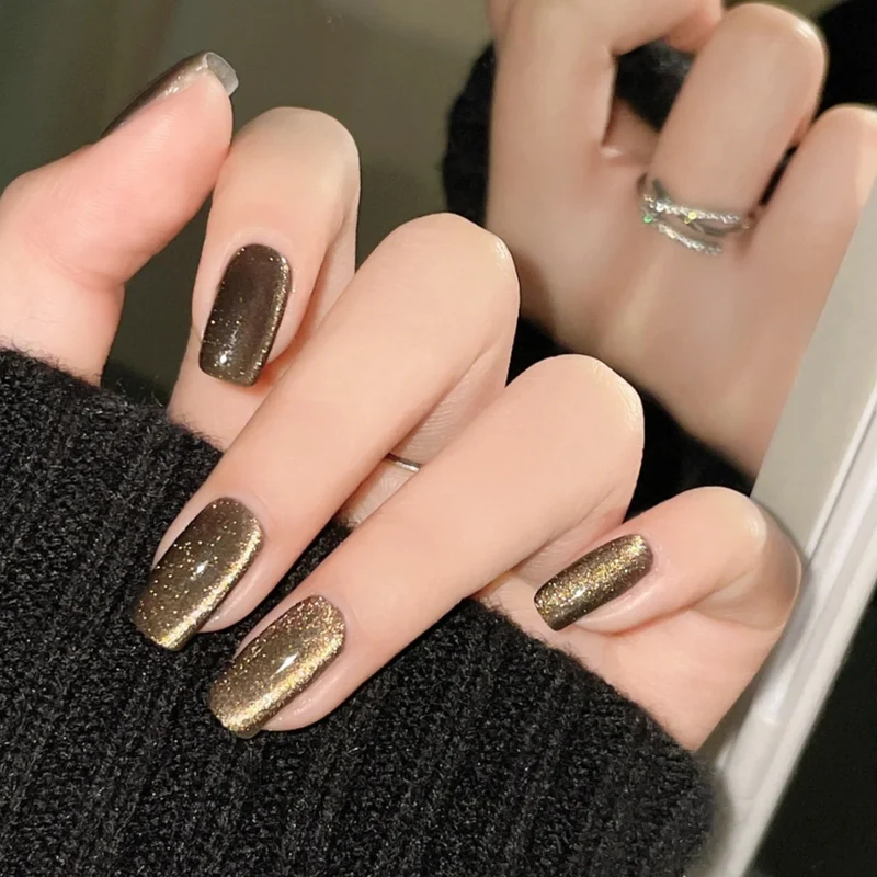 Glänzendes Ombre Nagelkunst Karnz