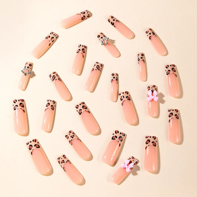 Glamouröse dekorative Nagelkunst Karnz