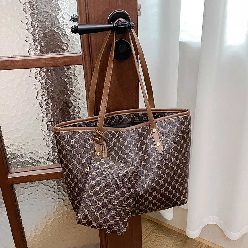 Elegante Designer-Handtasche mit passendem Beutel